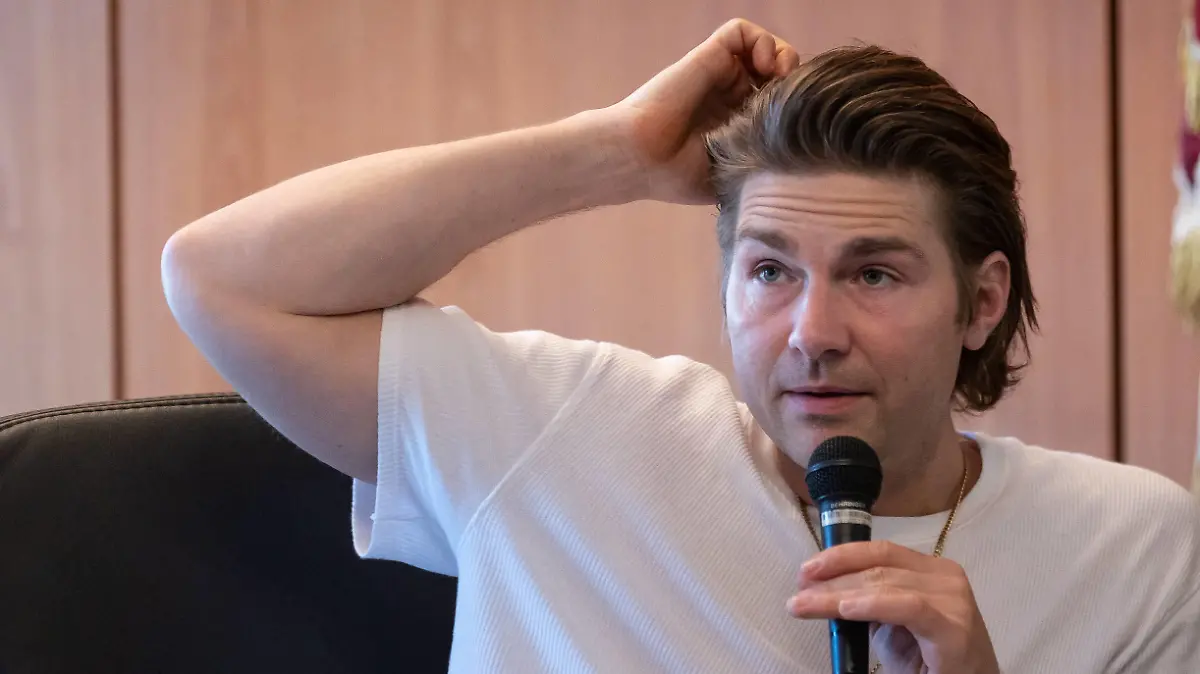 Influencer Jeremy Fragrance bei einem Vortragsabend zum Thema Glaubst du Der Parfüm-Influencer Jeremy Fragrance bekennt sich zum katholischen Glauben und spricht bei einem Vortragsabend über seine Art, den Glauben zu praktizieren. Bonn NRW Deutschland *** Influencer Jeremy Fragrance at a lecture evening on the topic Do you believe The perfume Influencer Jeremy Fragrance professes the Catholic faith and speaks at a lecture evening about his way of practicing the faith Bonn NRW Germany Copyright: xBEAUTIFULxSPORTS/Derixx