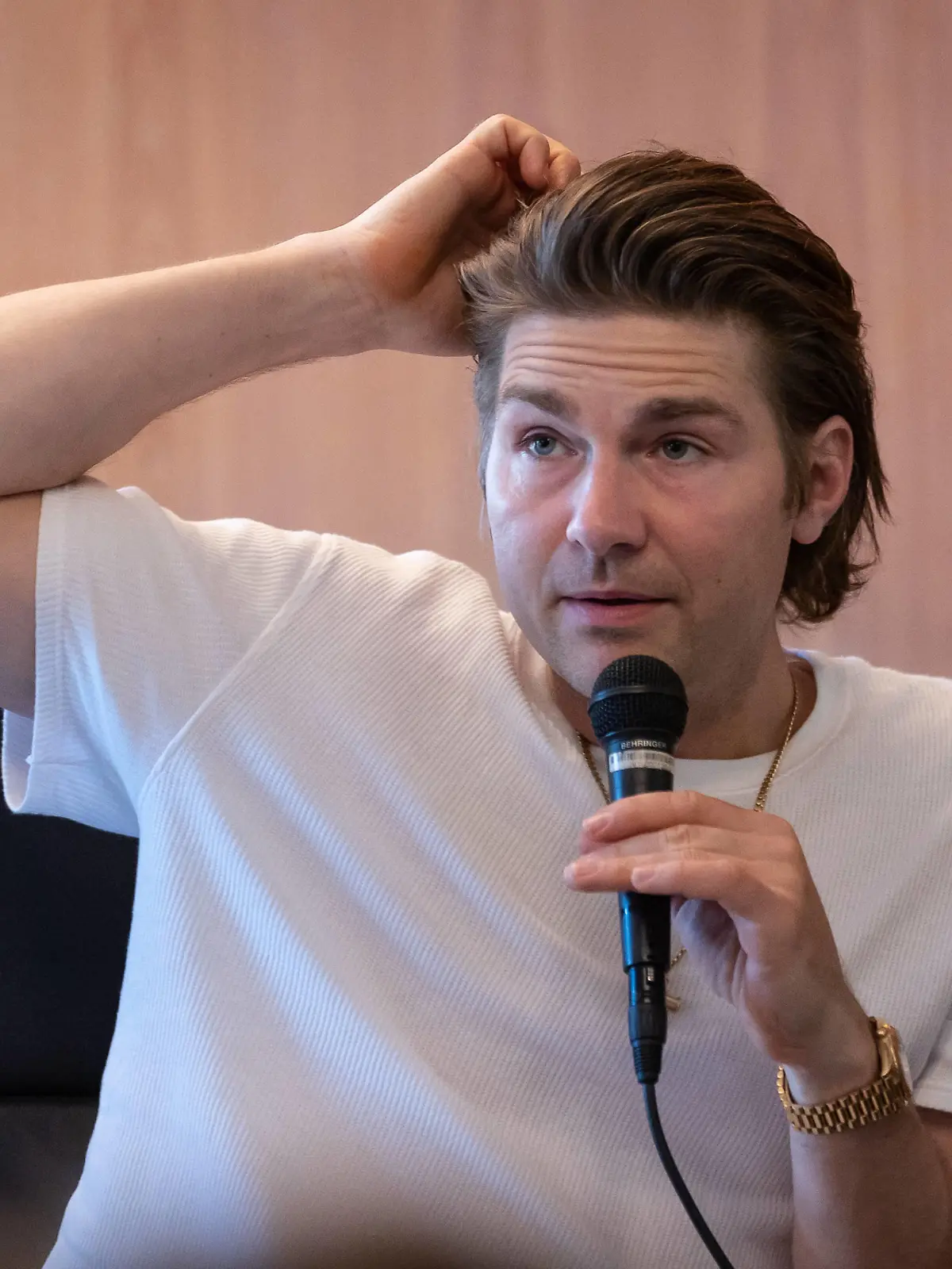 Influencer Jeremy Fragrance bei einem Vortragsabend zum Thema Glaubst du Der Parfüm-Influencer Jeremy Fragrance bekennt sich zum katholischen Glauben und spricht bei einem Vortragsabend über seine Art, den Glauben zu praktizieren. Bonn NRW Deutschland *** Influencer Jeremy Fragrance at a lecture evening on the topic Do you believe The perfume Influencer Jeremy Fragrance professes the Catholic faith and speaks at a lecture evening about his way of practicing the faith Bonn NRW Germany Copyright: xBEAUTIFULxSPORTS/Derixx