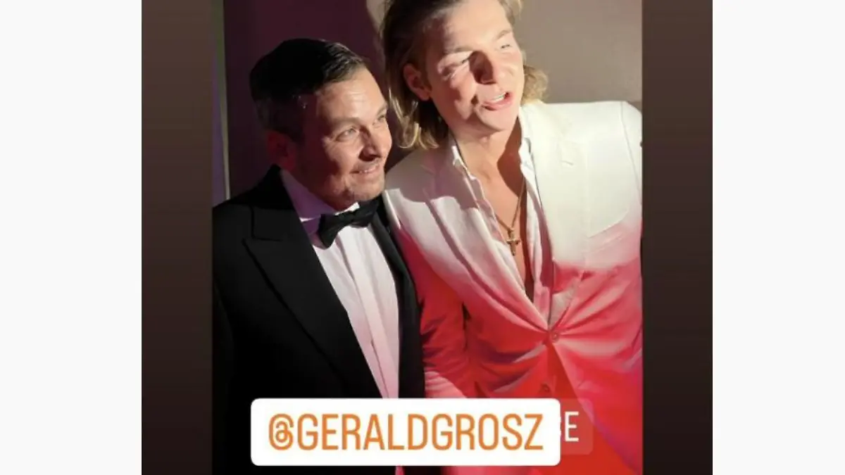 Jeremy Fragrance ließ sich mit Gerald Grosz ablichten. Grosz ist für seine rechten Ansichten bekannt