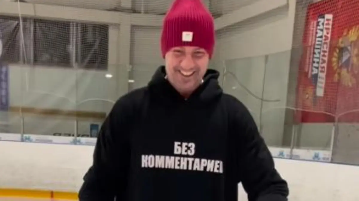 Roman Kostomarow zurück auf dem Eis.