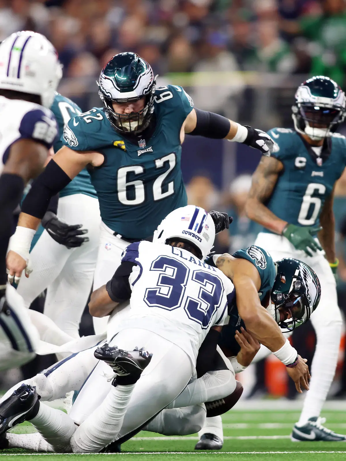 NFL, American Football Herren, USA Philadelphia Eagles at Dallas Cowboys Dec 10, 2023 Arlington, Texas, USA Philadelphia Eagles quarterback Jalen Hurts 1 fumbles the ball after being tackled by Dallas Cowboys linebacker Damone Clark 33 in the first quarter at AT&T Stadium. Arlington AT&T Stadium Texas USA, EDITORIAL USE ONLY PUBLICATIONxINxGERxSUIxAUTxONLY Copyright: xTimxHeitmanx 20231210_ams_sh2_0174