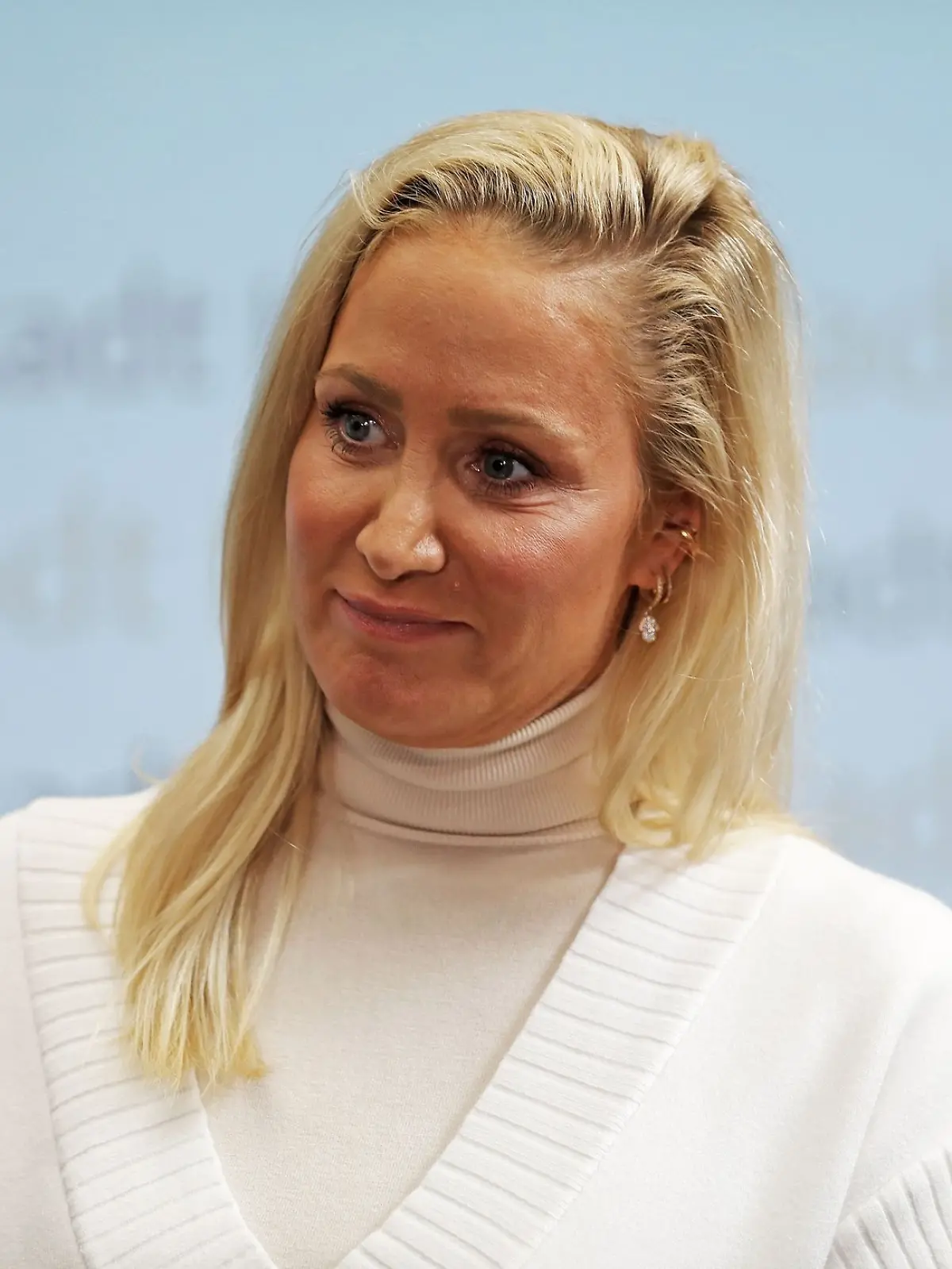 Janine Kunze, Schauspielerin und Moderatorin aus Köln, spricht auf einer Pressekonferenz.
