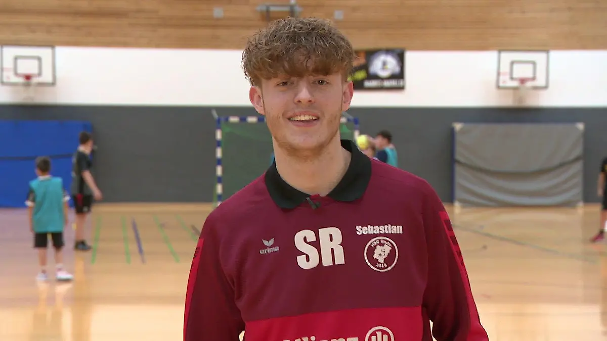 In seinem Handballverein ist Sebastian gleich dreifach aktiv: Als Vorstandsmitglied, Trainer und Spieler.