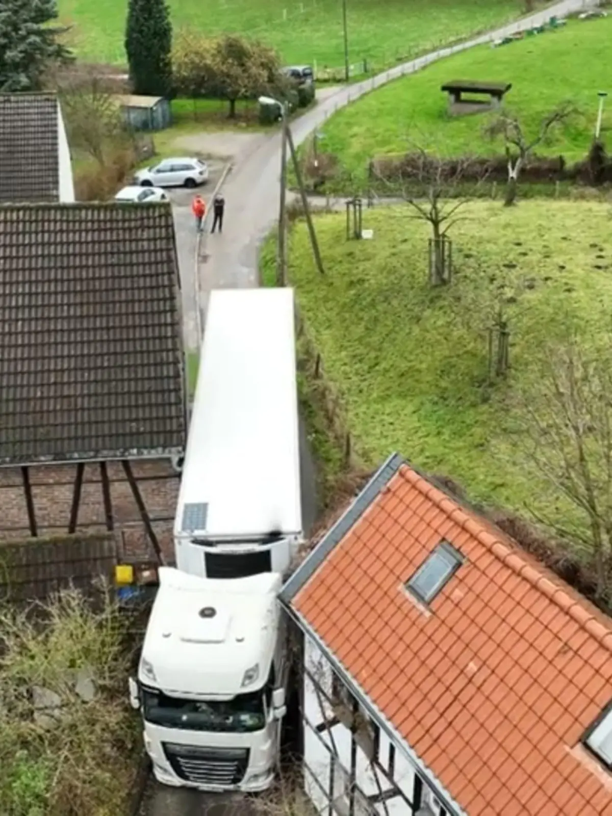 Bild zu: "Laster in Solingen steckengeblieben"