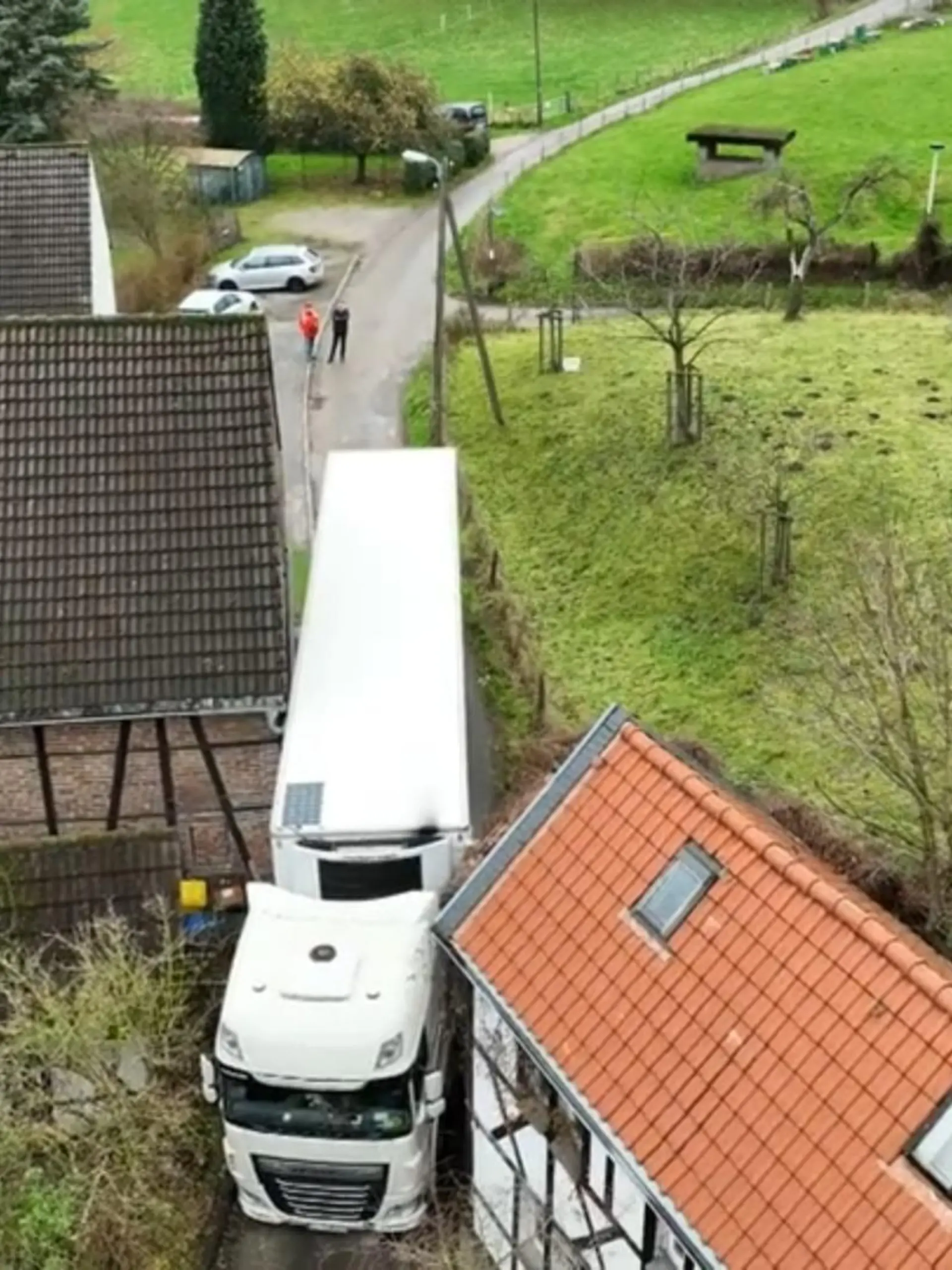 Bild zu: "Laster in Solingen steckengeblieben"