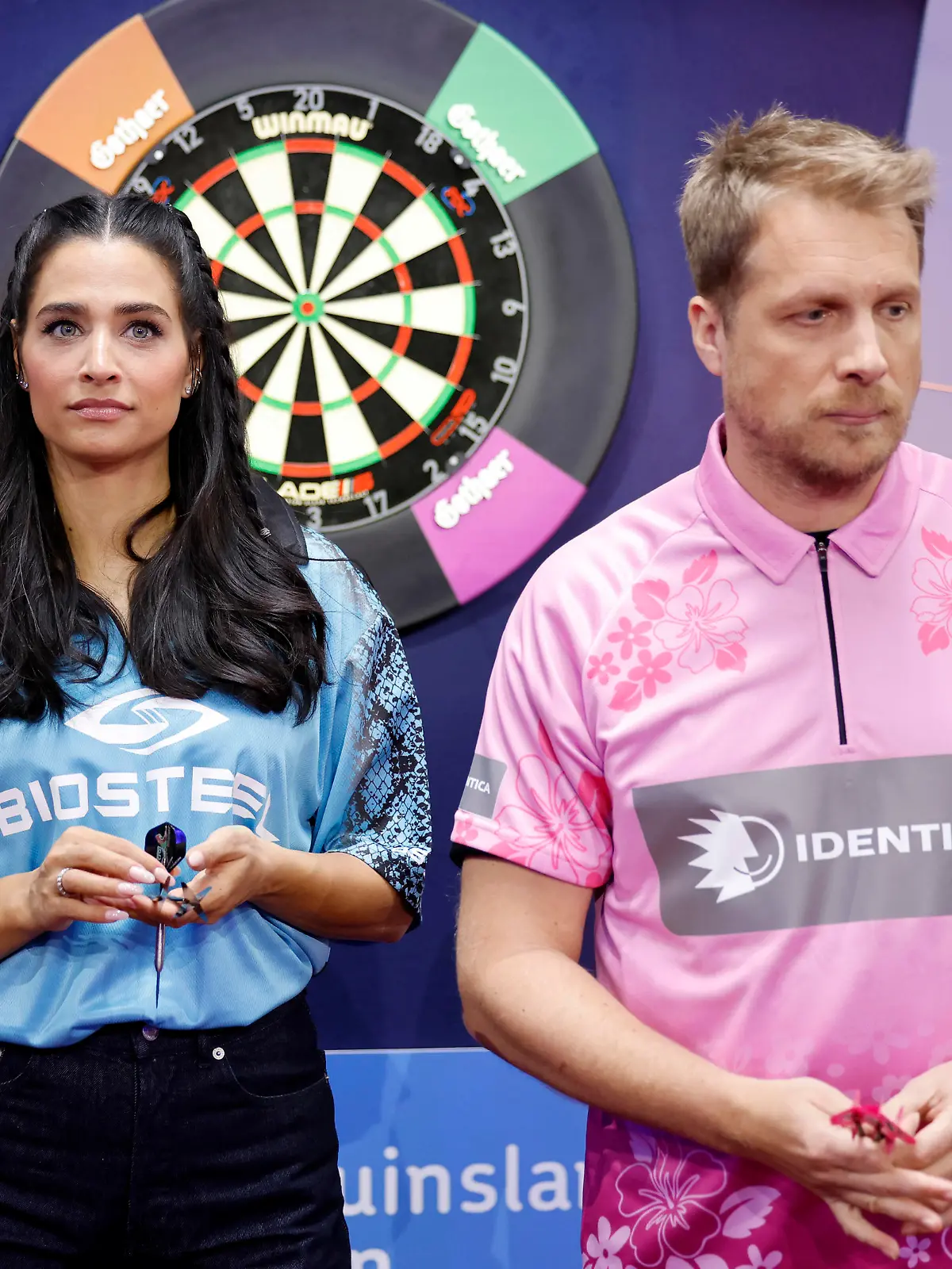 Moderatorin Amira Pocher / Austrian Powers und Moderator Oliver Pocher / Tiny Bull bei der Promi-Darts-WM 2023 im Maritim Hotel. Nach ihrer Hochzeit 2019 gaben Oliver Pocher und Amira im August 2023 ihre Trennung bekannt. Düsseldorf, 07.01.2023