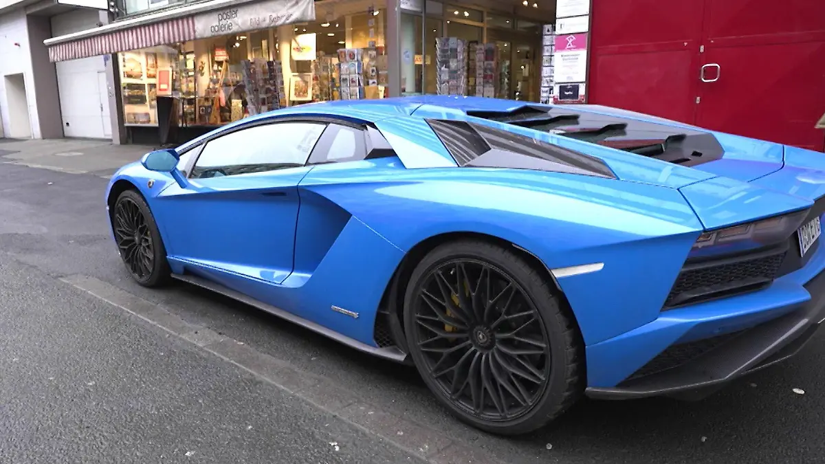 1.000 Euro Tagesmiete kostet der blaue Lamborghini-Flitzer. Trotzdem: Die Dating-Chancen bei den Ladys erhöht er leider nicht.