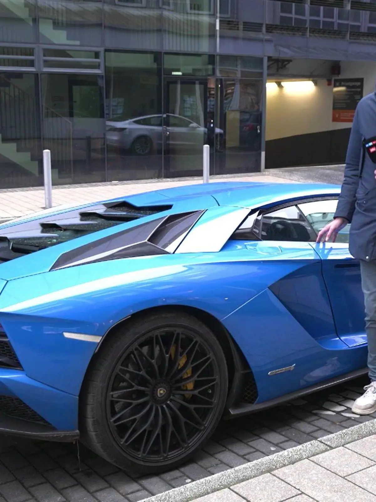 RTL-Reporter Jan Heikrodt will's wissen: Kommt Mann mit einem fetten Luxusschlitten schneller zum Date?