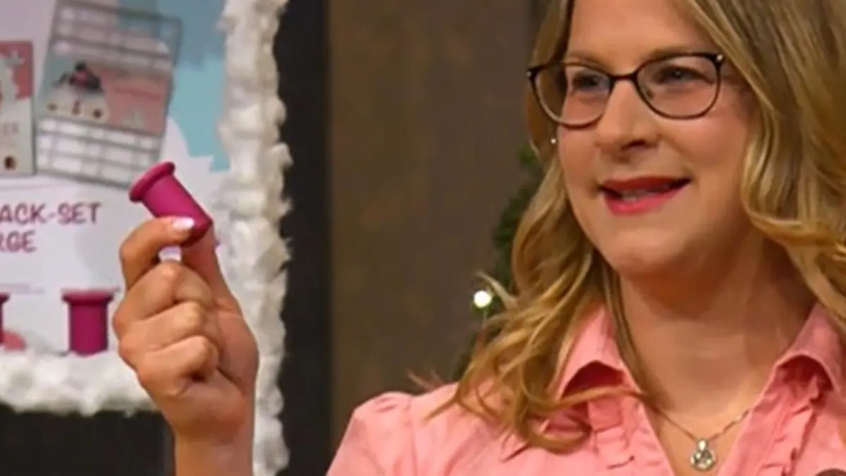 Gründerin Jessica Schilling präsentiert ein CuCap Backförmchen.