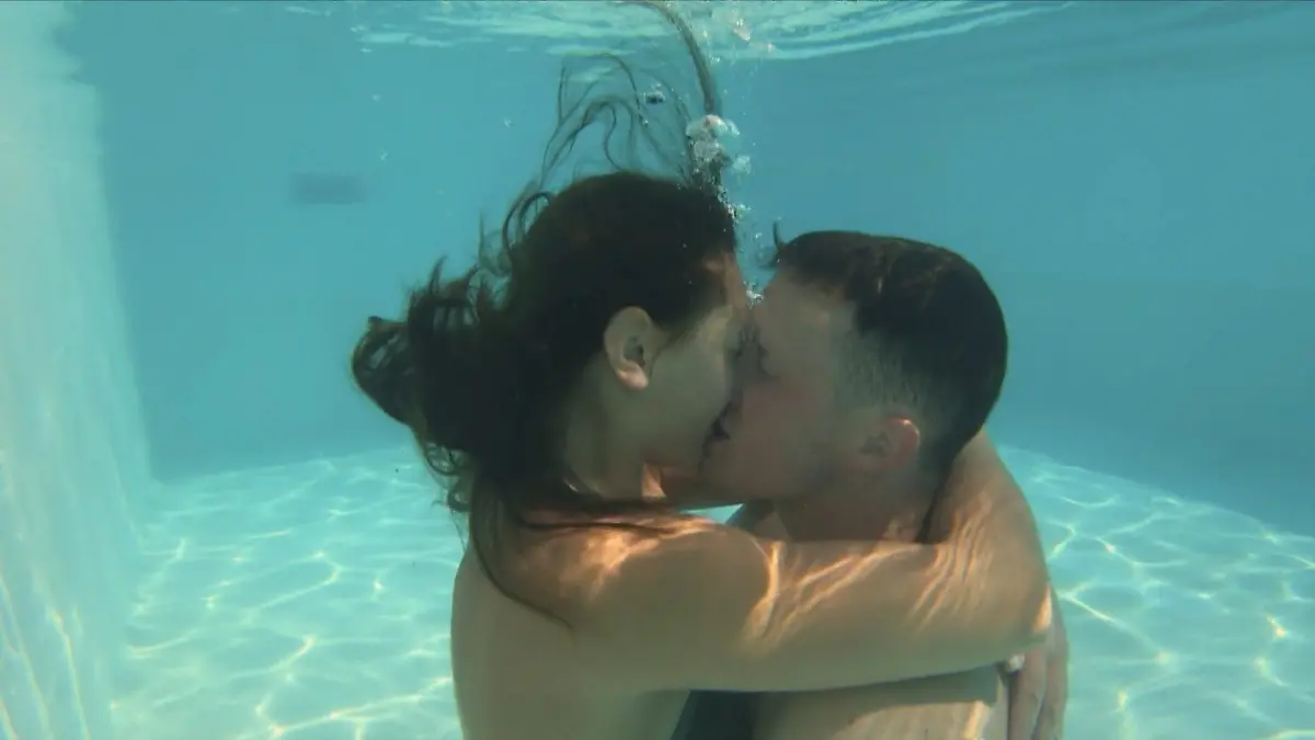 Bauer Patrick und seine Auserwählte knutschen im Pool Wasserspiele bei „Bauer sucht Frau“