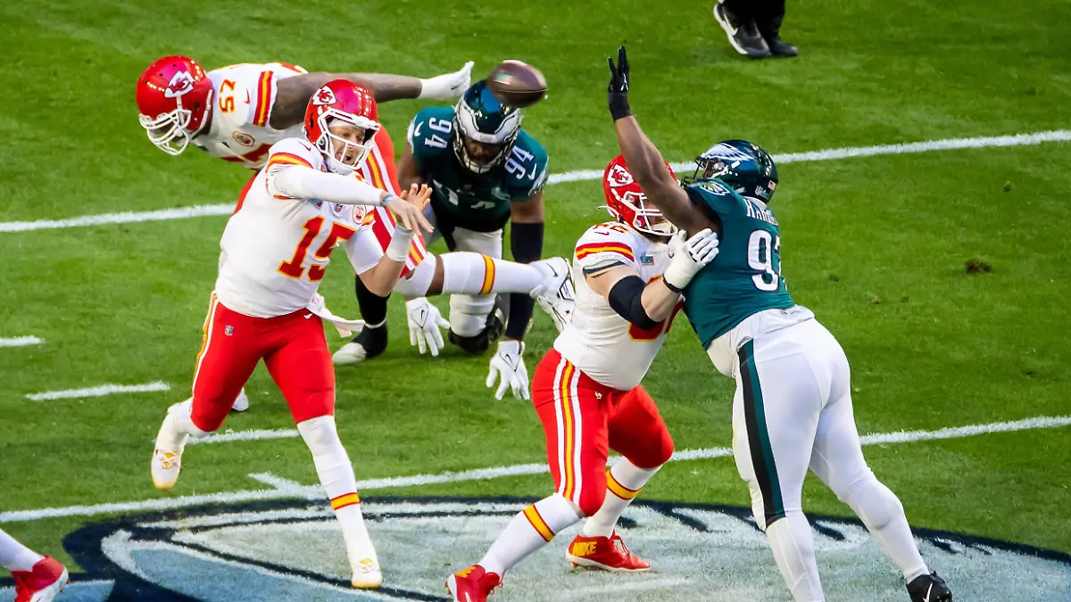 GLENDALE, AZ - FEBRUARY 12: Kansas City Chiefs quarterback Patrick Mahomes 15 passes the ball over the outstretched arm of Philadelphia Eagles defensive tackle Javon Hargrave 97 during the Super Bowl LVII game between the Philadelphia Eagles and the Kansas City Chiefs on Sunday February 12, 2023 at State Farm Stadium in Glendale, AZ. Photo by Nick Tre. Smith/Icon Sportswire NFL, American Football Herren, USA FEB 12 Super Bowl LVII - Eagles vs Chiefs Icon2302120038