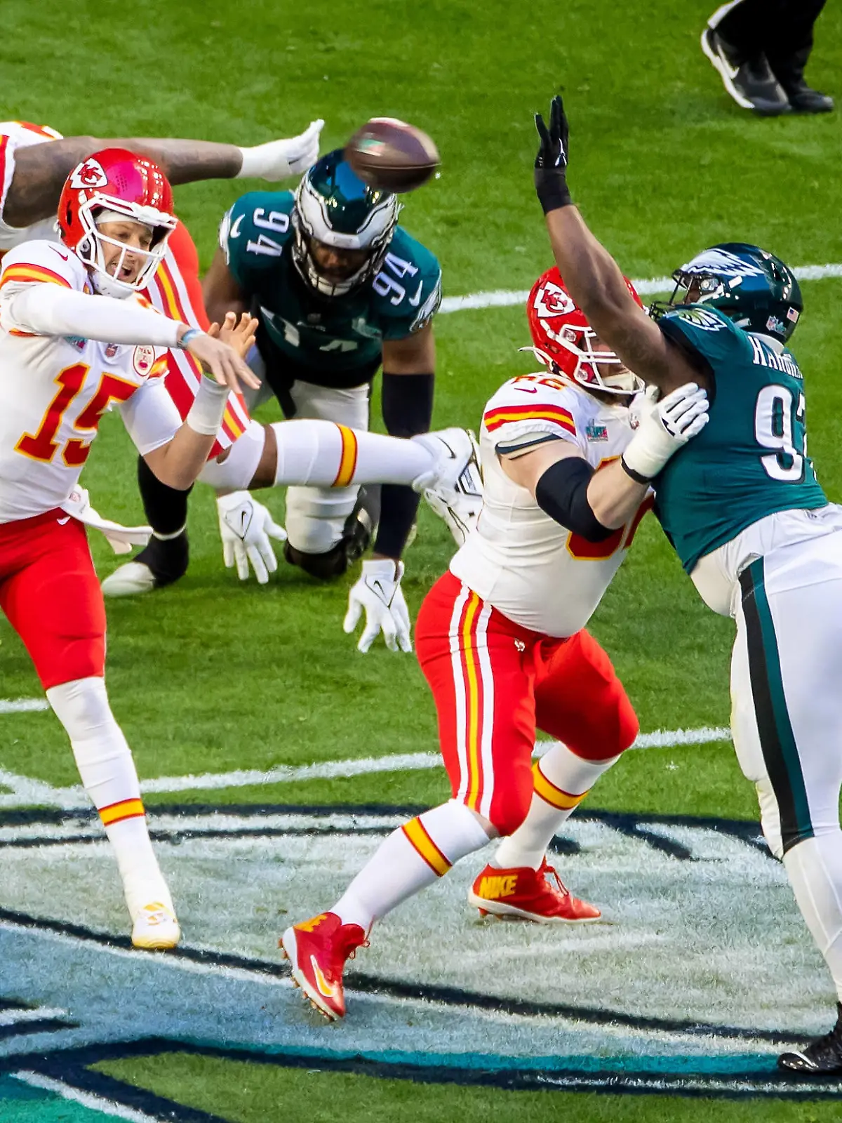 GLENDALE, AZ - FEBRUARY 12: Kansas City Chiefs quarterback Patrick Mahomes 15 passes the ball over the outstretched arm of Philadelphia Eagles defensive tackle Javon Hargrave 97 during the Super Bowl LVII game between the Philadelphia Eagles and the Kansas City Chiefs on Sunday February 12, 2023 at State Farm Stadium in Glendale, AZ. Photo by Nick Tre. Smith/Icon Sportswire NFL, American Football Herren, USA FEB 12 Super Bowl LVII - Eagles vs Chiefs Icon2302120038