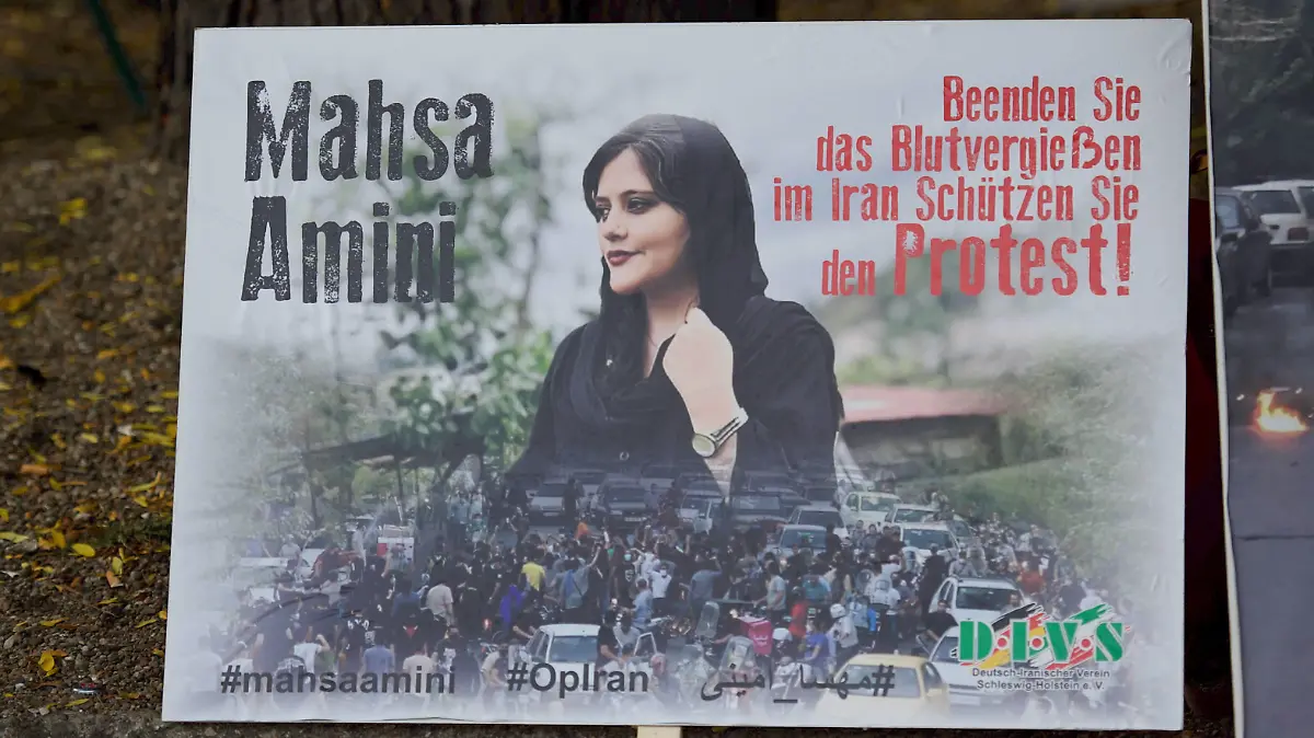 Flensburg, Schleswig-Holstein, Solidaritätsdemonstration für die Frauen im Iran Transparent mit Foto von Frau Mahsa Amini und Demonstranten, deneben in tot Text: Beenden Sie das Blutvergießen im Iran. Schützen Sie den Protest . mahsaamini OpIran. Aufnahme vom 03.10.2022, Flensburg, Innenstadt *** Flensburg, Schleswig Holstein, solidarity demonstration for the women in Iran banner with photo of Mrs. Mahsa Amini and demonstrators, deneben in dead text Stop the bloodshed in Iran Protect the protest mahsaamini OpIran photo taken 03 10 2022, Flensburg, city center