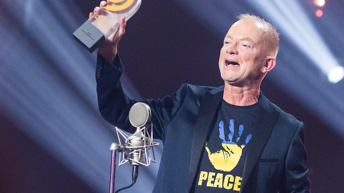 Während der Verleihung des Deutschen Radiopreises 2022 stehen Mike Thiel (l.) und Johannes Ott vom Sender Radio Gong 96,3 auf der Bühne mit dem Preis in der Kategorie «Beste Programmaktion» für «Gong 96.3 - München hilft. Unterkünfte für ukrainische Familien».