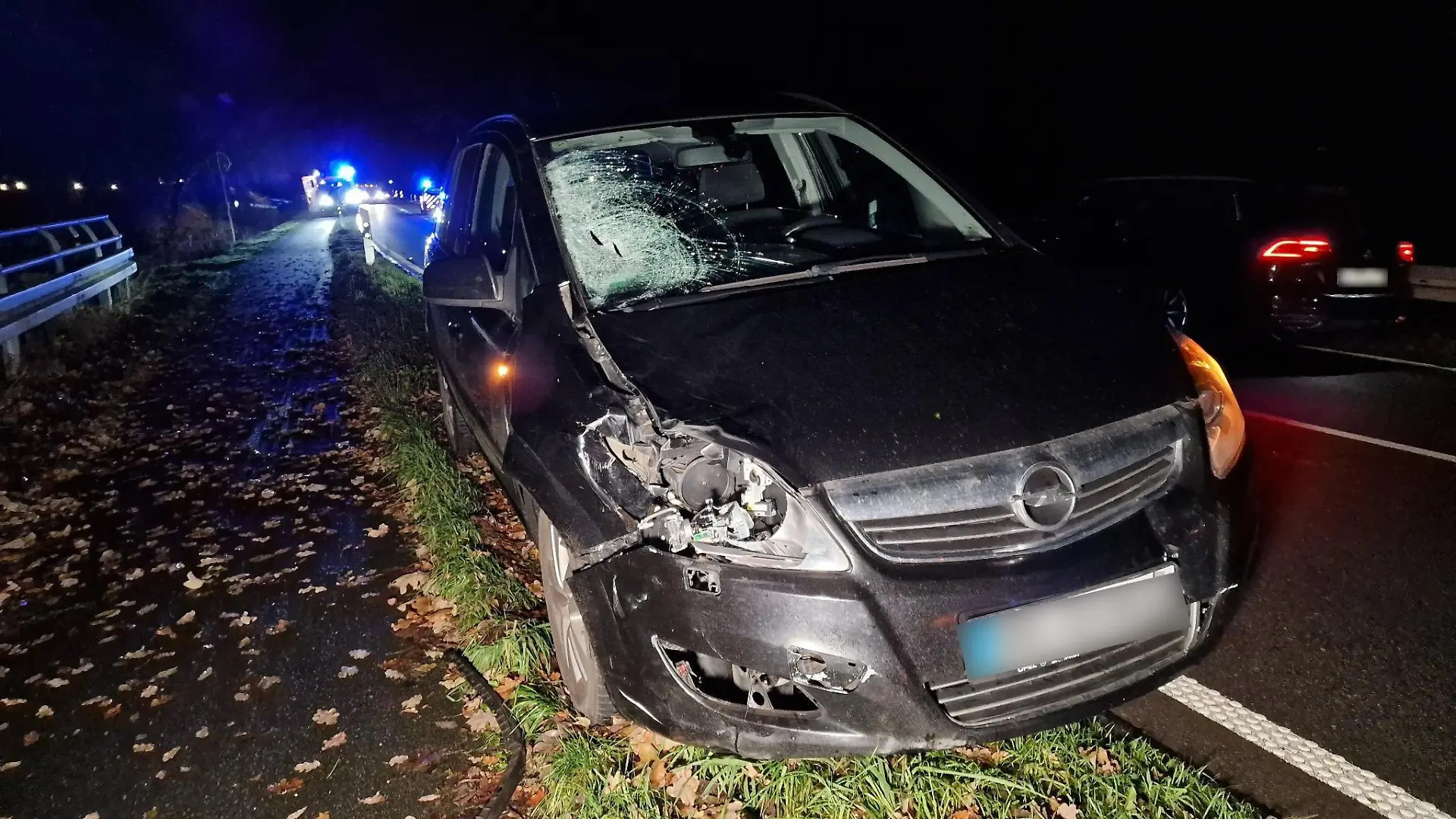 11.12.2023, Niedersachsen, Merzen: Die Scheibe eines Fahrzeuges ist beschädigt nach einem Unfall in Merzen. Ein Fußgänger ist im Landkreis Osnabrück beim Überqueren einer Fahrbahn von einem Auto erfasst und tödlich verletzt worden. Der Unfall passierte am Montagabend auf der Bundesstraße 218 in Merzen, einer Gemeinde innerhalb der Samtgemeinde Neuenkirchen, wie die Polizei mitteilte. Warum es zu dem Zusammenstoß kam, war noch unklar. Foto: NWM-TV/dpa - ACHTUNG: Das Kennzeichen wurde aus rechtlichen Gründen gepixelt. +++ dpa-Bildfunk +++