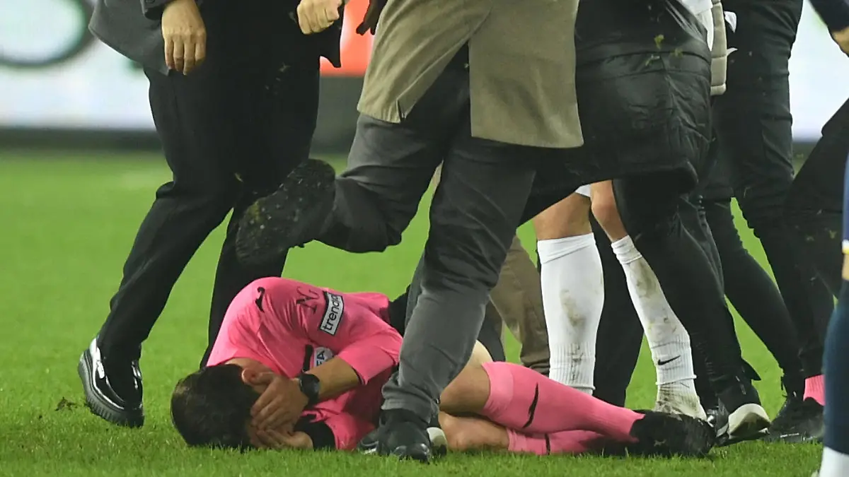 Soccer Football - Super Lig - MKE Ankaragucu v Caykur Rizespor - Eryaman Stadium - Ankara, Turkey - December 11, 2023 MKE Ankaragucu President Faruk Koca reacts as the referee Halil Umut Meler lies on the ground at the end of their Super Lig home match against Caykur Rizespor REUTERS/Abdurrahman Antakyali/Depo Photo TURKEY OUT. NO COMMERCIAL OR EDITORIAL SALES IN TURKEY.