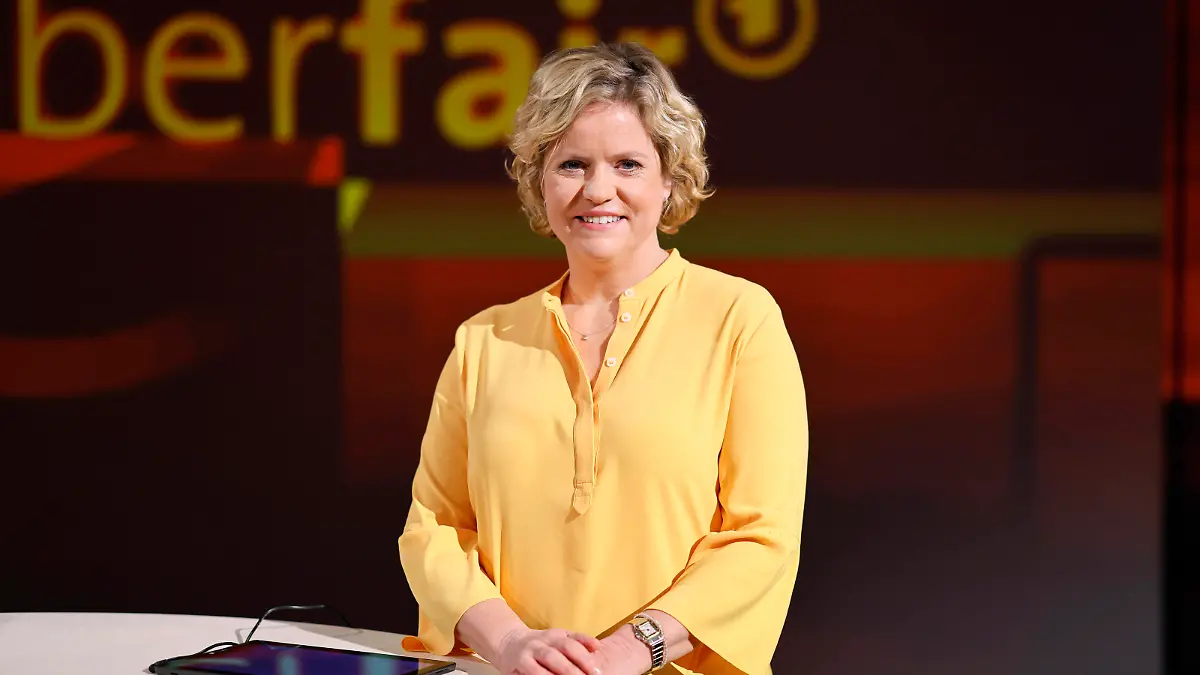 Fernsehjournalistin Brigitte Büscher zum letzten Mal in der ARD-Talkshow hart aber fair in den WDR-Studios Köln. Köln, 11.12.2023 NRW Deutschland *** TV journalist Brigitte Büscher for the last time on the ARD talk show hart aber fair at the WDR studios in Cologne Cologne, 11 12 2023 NRW Germany Copyright: xChristophxHardtx