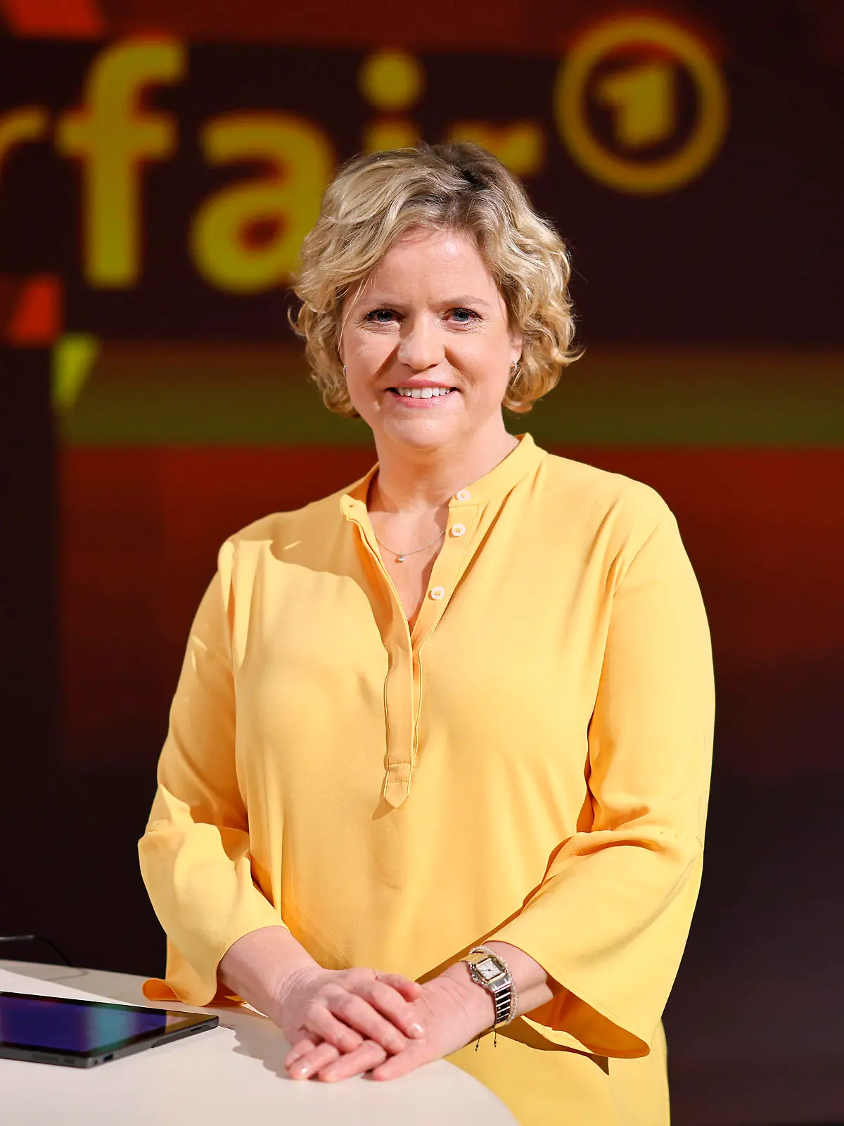 Fernsehjournalistin Brigitte Büscher zum letzten Mal in der ARD-Talkshow hart aber fair in den WDR-Studios Köln. Köln, 11.12.2023 NRW Deutschland *** TV journalist Brigitte Büscher for the last time on the ARD talk show hart aber fair at the WDR studios in Cologne Cologne, 11 12 2023 NRW Germany Copyright: xChristophxHardtx