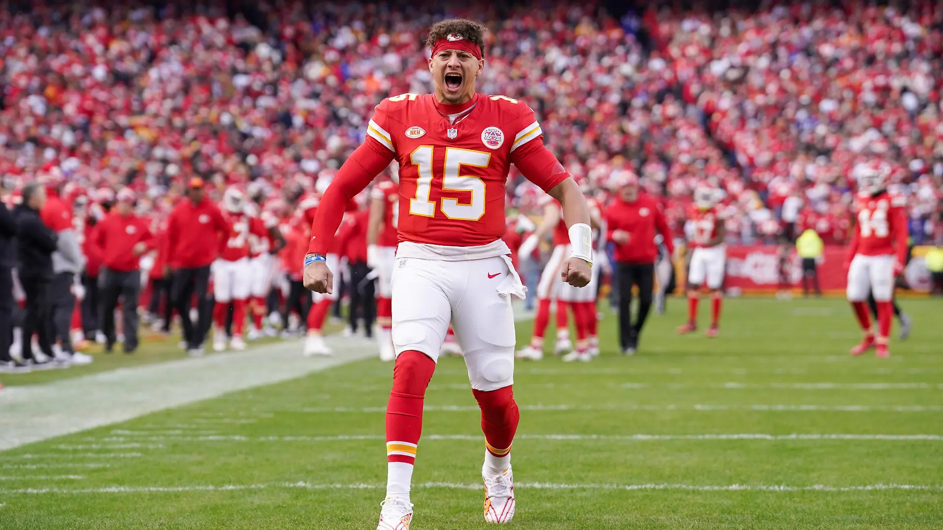 NFL, American Football Herren, USA Buffalo Bills at Kansas City Chiefs Dec 10, 2023 Kansas City, Missouri, USA Kansas City Chiefs quarterback Patrick Mahomes 15 celebrates toward fans against the Buffalo Bills prior to a game at GEHA Field at Arrowhead Stadium. Kansas City GEHA Field at Arrowhead Stadium Missouri USA, EDITORIAL USE ONLY PUBLICATIONxINxGERxSUIxAUTxONLY Copyright: xDennyxMedleyx 20231210_szo_sm8_0078