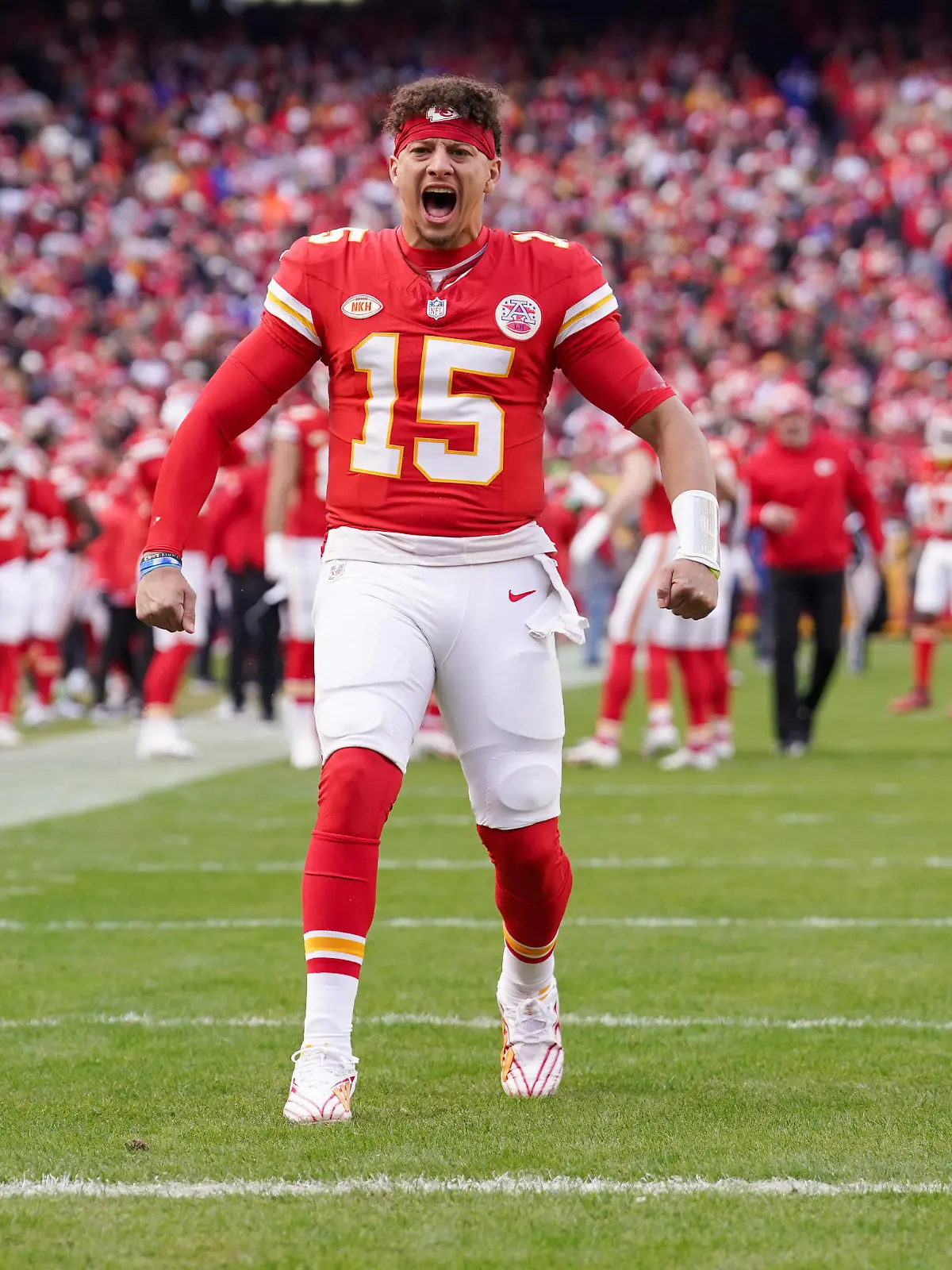NFL, American Football Herren, USA Buffalo Bills at Kansas City Chiefs Dec 10, 2023 Kansas City, Missouri, USA Kansas City Chiefs quarterback Patrick Mahomes 15 celebrates toward fans against the Buffalo Bills prior to a game at GEHA Field at Arrowhead Stadium. Kansas City GEHA Field at Arrowhead Stadium Missouri USA, EDITORIAL USE ONLY PUBLICATIONxINxGERxSUIxAUTxONLY Copyright: xDennyxMedleyx 20231210_szo_sm8_0078