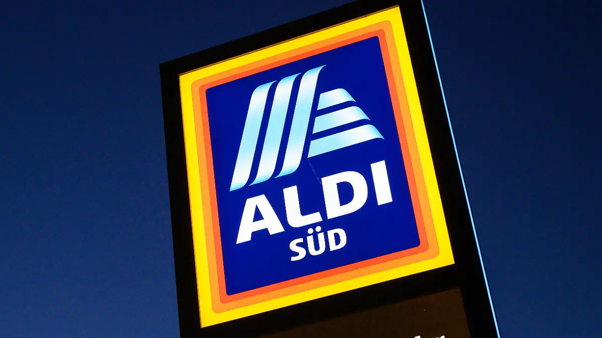 ARCHIV - 06.12.2019, Baden-Württemberg, Aichtal: Ein Schild des Discounters Aldi Süd leuchtet. Der Discounter Aldi Süd will seinen Lebensmittel-Lieferdienst, der zuletzt in drei Städten getestet worden ist, vorerst nicht auf sein ganzes Verbreitungsgebiet ausweiten. (zu dpa: «Aldi Süd will Lieferdienst nach Test vorerst nicht ausbauen») Foto: Sebastian Gollnow/dpa +++ dpa-Bildfunk +++