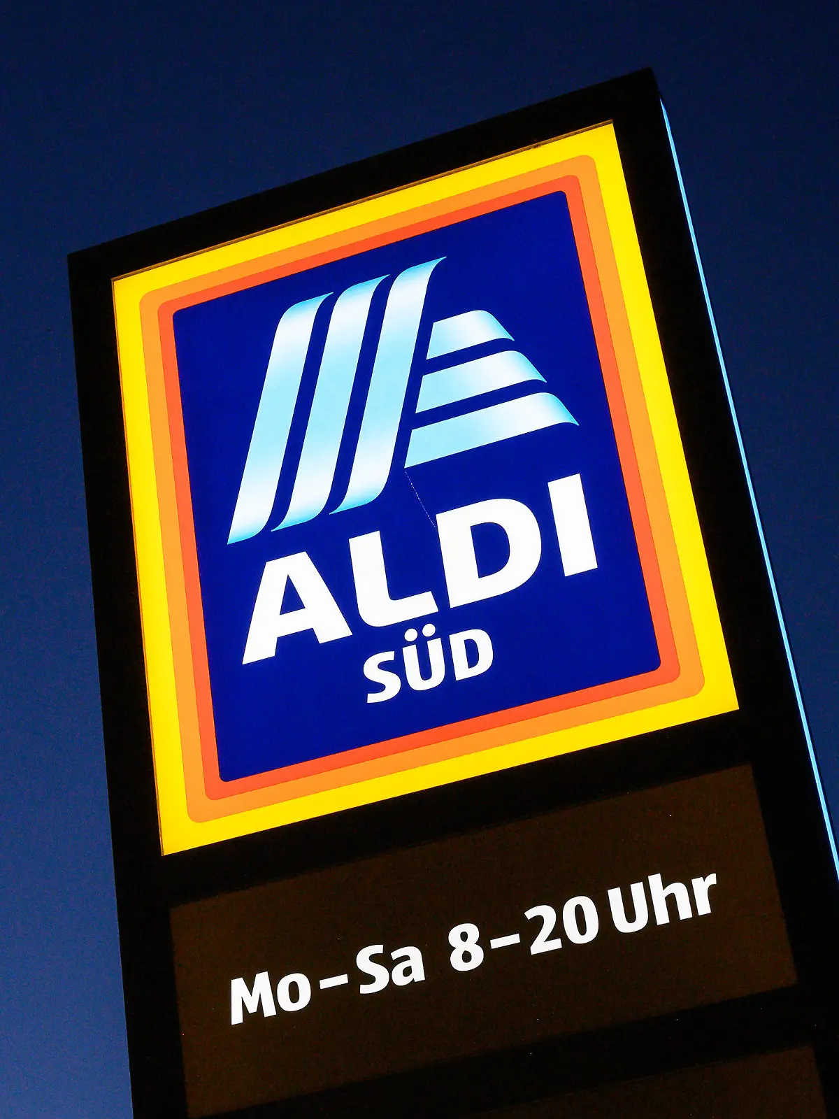 ARCHIV - 06.12.2019, Baden-Württemberg, Aichtal: Ein Schild des Discounters Aldi Süd leuchtet.  Der Discounter Aldi Süd will seinen Lebensmittel-Lieferdienst, der zuletzt in drei Städten getestet worden ist, vorerst nicht auf sein ganzes Verbreitungsgebiet ausweiten. (zu dpa: «Aldi Süd will Lieferdienst nach Test vorerst nicht ausbauen») Foto: Sebastian Gollnow/dpa +++ dpa-Bildfunk +++