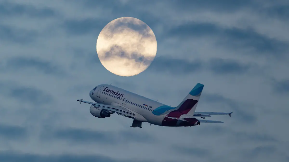 Ein Passagierflugzeug startet vom Flughafen in Düsseldorf.