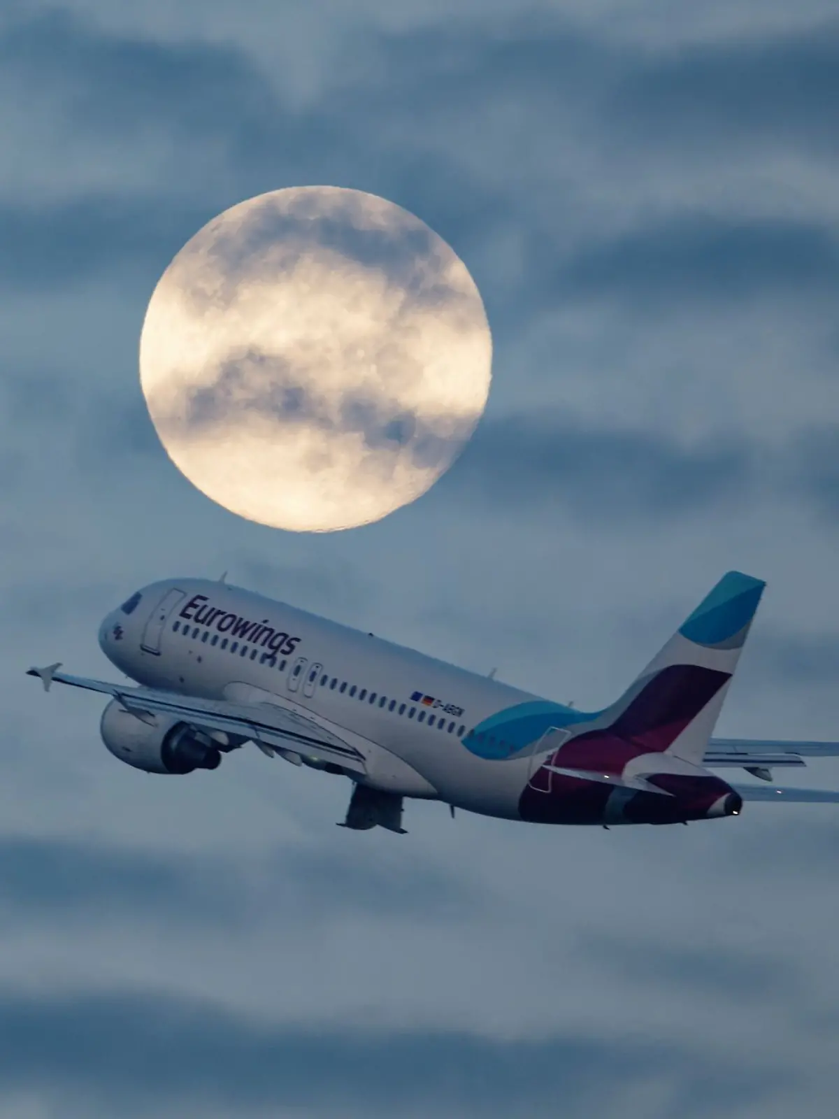 Ein Passagierflugzeug startet vom Flughafen in Düsseldorf.