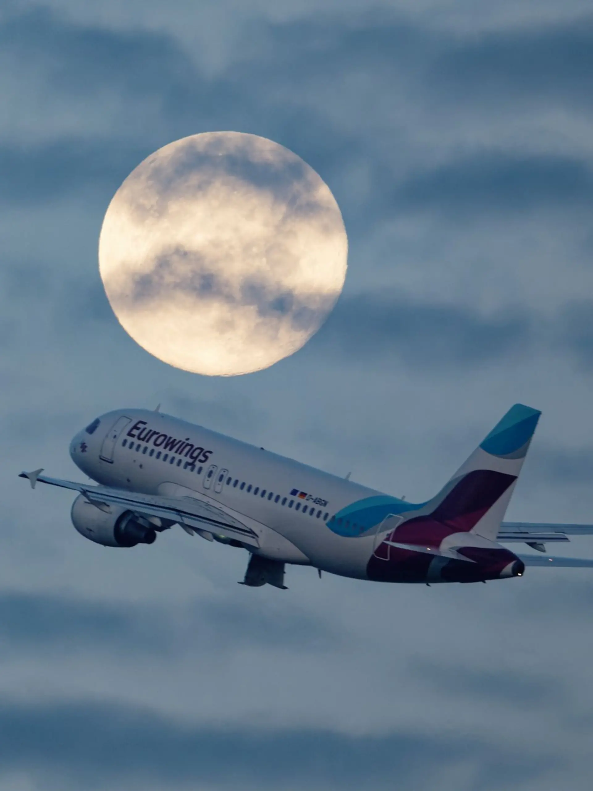 Ein Passagierflugzeug startet vom Flughafen in Düsseldorf.