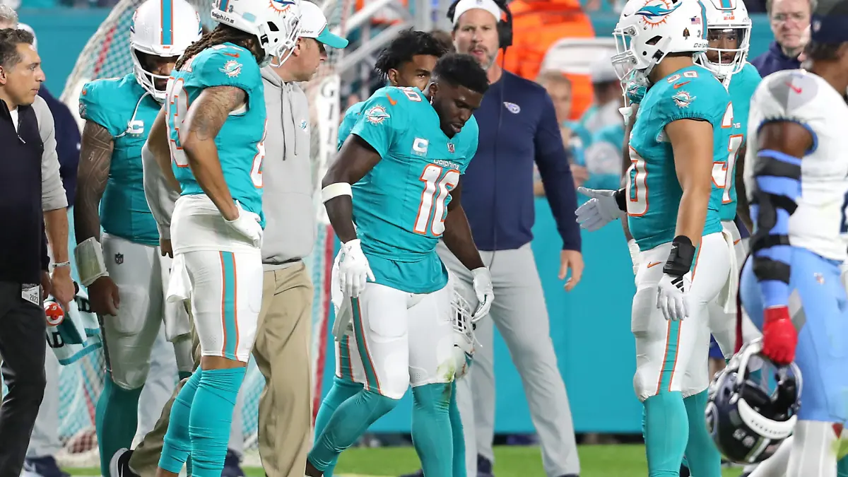 December 11, 2023, Miami Gardens, Florida, USA: Miami Dolphins wide receiver Tyreek Hill is helped off the field during the first half against the Tennessee Titans at Hard Rock Stadium on Monday, Dec. 11, 2023, in Miami Gardens, Florida. Miami Gardens USA - ZUMAm67_ 20231211_zaf_m67_031 Copyright: xJohnxMccallx