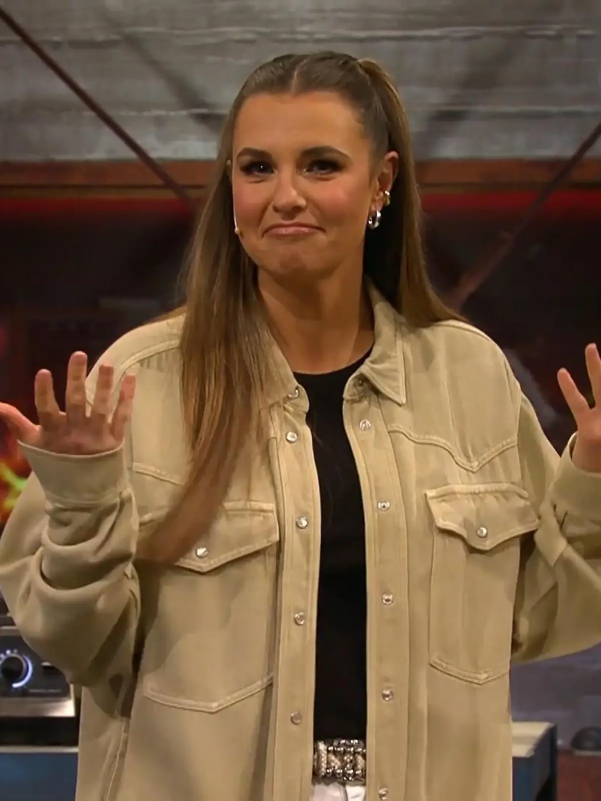 Laura Wontorra zerreißt bei "Grill den Henssler" ihre Moderationskarten.