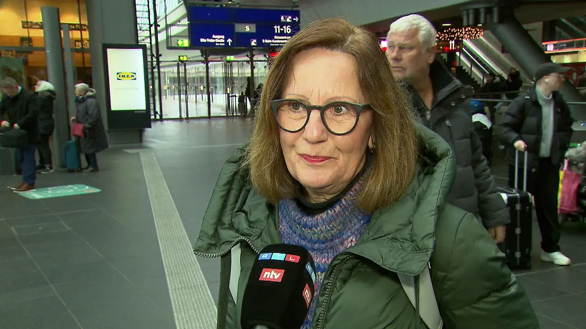 Elke reist häufig mit dem Fahrrad im Zug