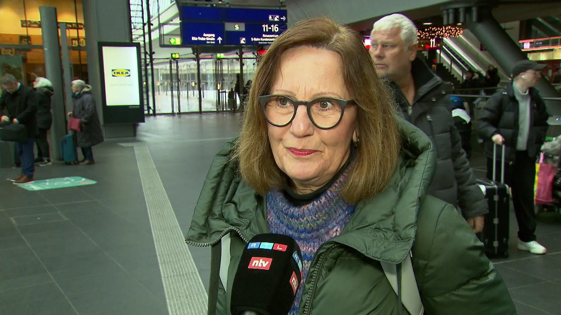 Elke reist häufig mit dem Fahrrad im Zug