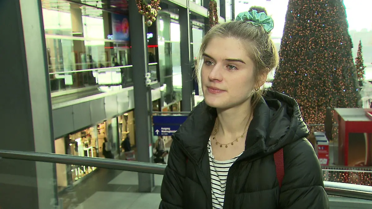 Studentin Carolin fährt selten Bahn, ihre Freunde erzählen aber von chaotischen Zuständen