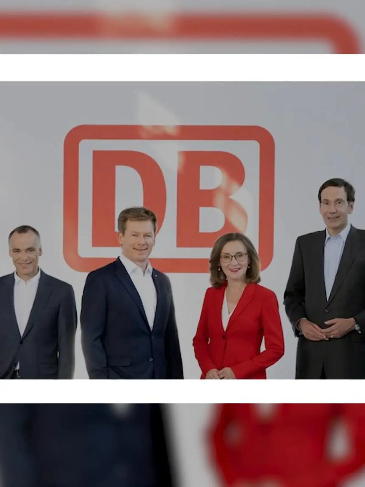 Einen fetten Bonus für schlechte Arbeit? Wo gibt es denn sowas? Offenbar bei der Deutschen Bahn. Jeder dritte Fernzug ist unpünktlich, die Wagen überfüllt, das Schienennetz marode. Trotzdem sollen die Vorstandsmitglieder einen satten Nachschlag auf ihr Gehalt bekommen: Fast fünf Millionen Euro. Wie kann das sein? Fragen sich nicht nur die Bahn-Kunden, sondern auch die Bahn-Mitarbeiter. Und die schicken ihren Chefs heute früh eine Kampfansage.