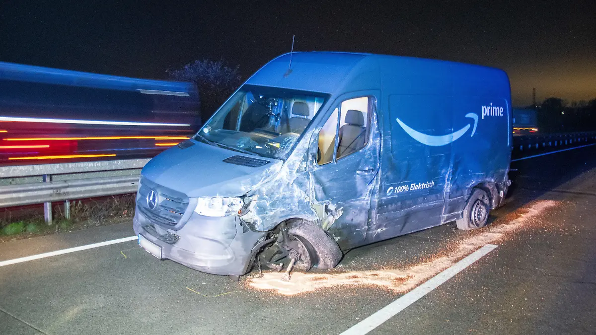 11.12.2023, Schleswig-Holstein, Barnitz: Ein Lieferwagen steht zerbeult auf der Autobahn A1. Vermutlich durch einen Falschfahrer sind Menschen bei einem Verkehrsunfall auf der Autobahn 1 zwischen Bad Oldesloe und Reinfeld (Kreis Stormarn) schwer verletzt worden. Nach ersten Erkenntnissen war der Fahrer eines Kurierfahrzeuges am Montagabend in die falsche Richtung unterwegs und kollidierte seitlich mit einem entgegenkommenden Auto. Foto: René Schröder/News5/dpa +++ dpa-Bildfunk +++