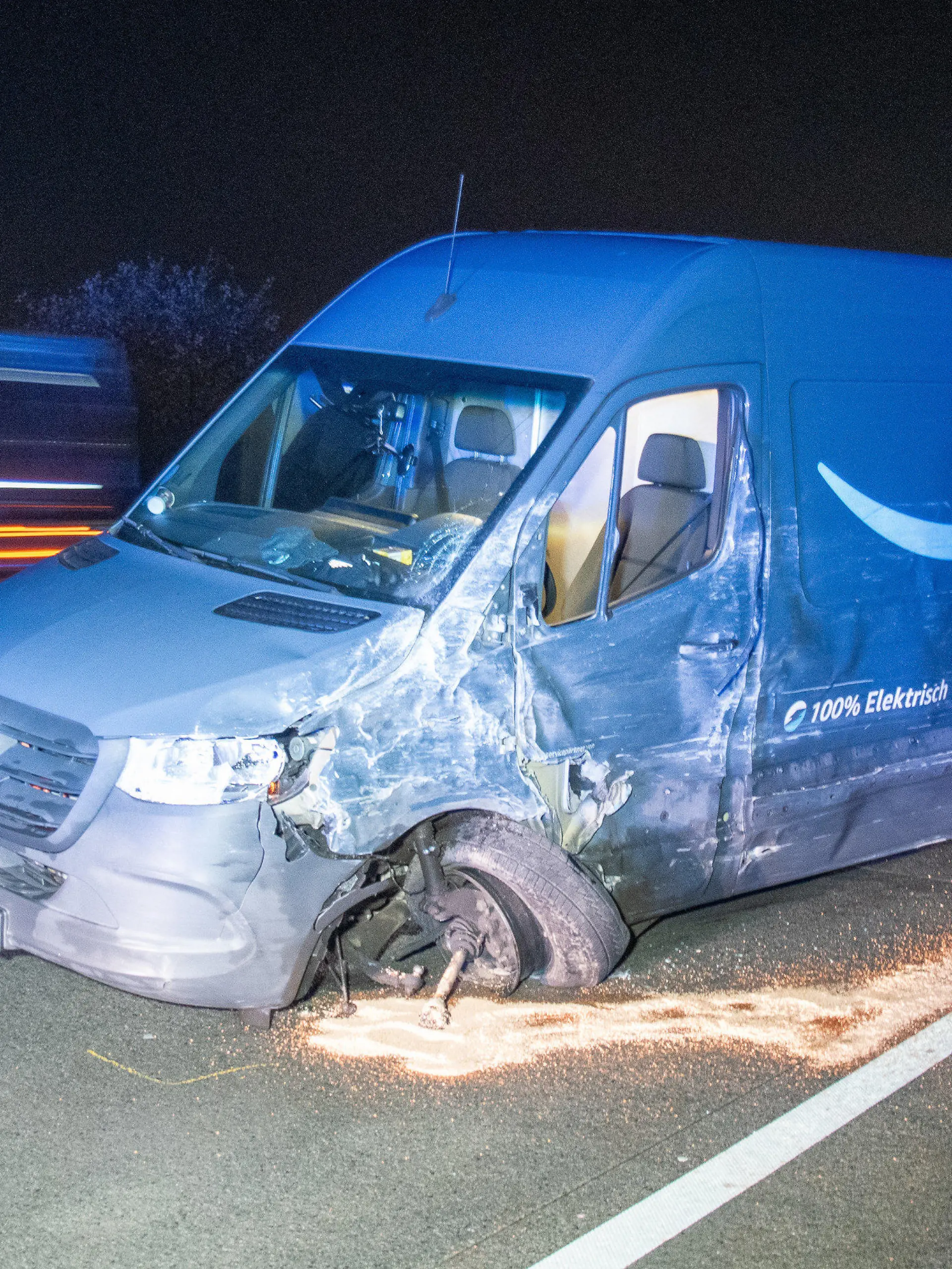 11.12.2023, Schleswig-Holstein, Barnitz: Ein Lieferwagen steht zerbeult auf der Autobahn A1. Vermutlich durch einen Falschfahrer sind Menschen bei einem Verkehrsunfall auf der Autobahn 1 zwischen Bad Oldesloe und Reinfeld (Kreis Stormarn) schwer verletzt worden. Nach ersten Erkenntnissen war der Fahrer eines Kurierfahrzeuges am Montagabend in die falsche Richtung unterwegs und kollidierte seitlich mit einem entgegenkommenden Auto. Foto: René Schröder/News5/dpa +++ dpa-Bildfunk +++