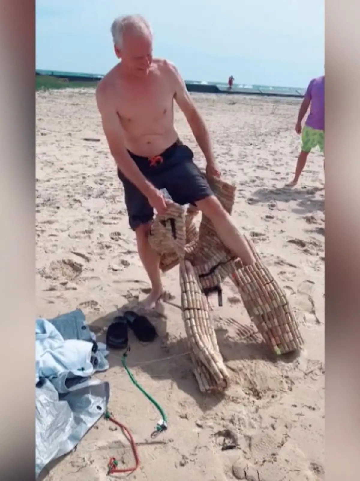 Verrückte Ideen gibt es viele, doch diese gehört wohl zu den ausgefallensten. Aus über 1.000 Korken hat Kerry Haulotte einen Ganzkörper-Schwimmanzug gebastelt. Dieses Projekt hat ihn laut eigenen Aussagen drei ganze Jahre beschäftigt. Den Härtetest im Michigan-See sehen Sie im Video.