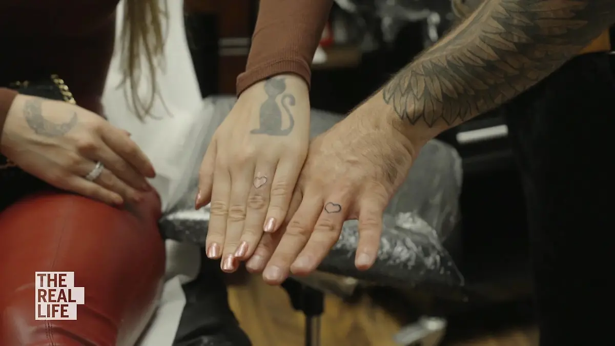 Nathalie Gaus und Cosimo Citiolo zeigen stolz ihre neuen Liebestattoos.