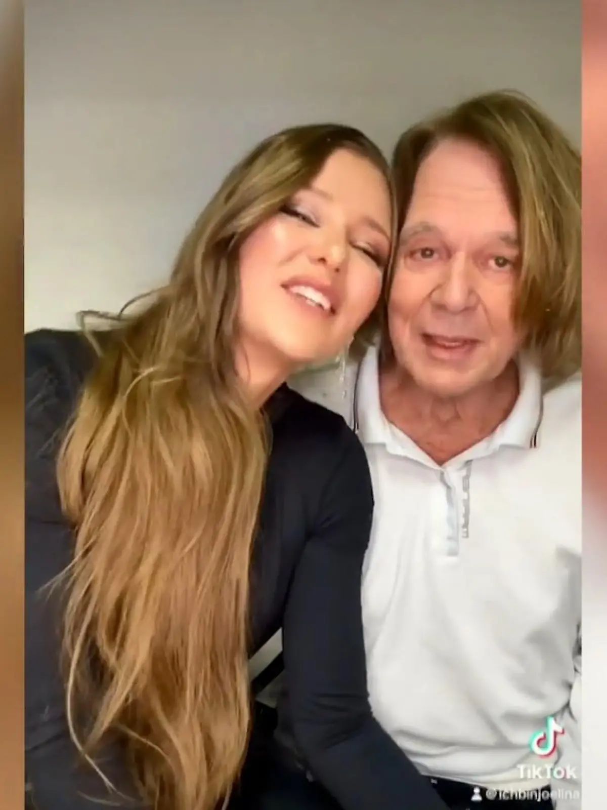 Es sind private Einblicke in die Gefühlswelt ihrer Familie, die Joelina (28) und Jürgen Drews (78) uns hier geben. Denn mit ihrem neuen Song verarbeiten die beiden den Tod eines geliebten Menschen. Welch große Bedeutung jetzt ein gemeinsamer Auftritt mit seiner Tochter für den Schlagerstar hatte und aus welchem Grund er nochmal eine kleines Comeback auf die Bühne sicherlich nicht abschlagen würde, erzählen sie im Video.