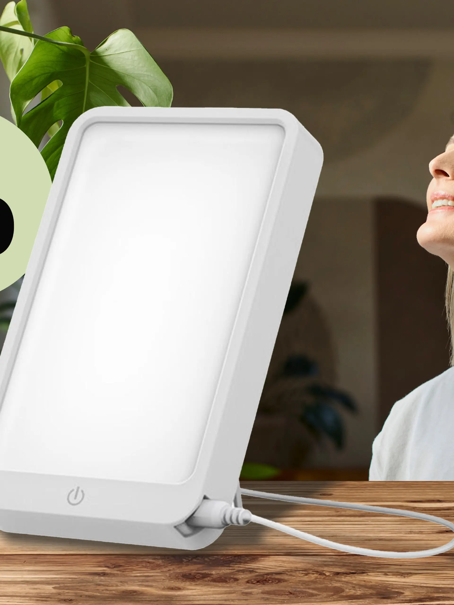 Junge Frau vor einer Tageslichtlampe