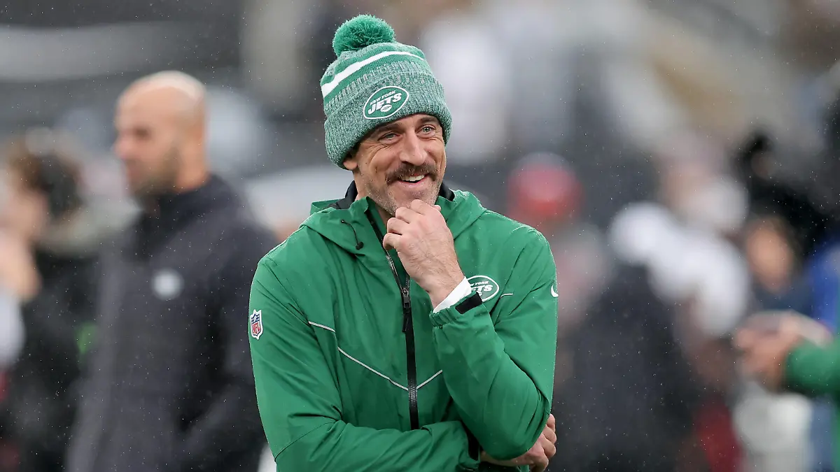 NFL, American Football Herren, USA Atlanta Falcons at New York Jets Dec 3, 2023 East Rutherford, New Jersey, USA New York Jets quarterback Aaron Rodgers 8 watches warm ups before a game against the Atlanta Falcons at MetLife Stadium. East Rutherford MetLife Stadium New Jersey USA, EDITORIAL USE ONLY PUBLICATIONxINxGERxSUIxAUTxONLY Copyright: xBradxPennerx 20231203_bjp_ae5_003