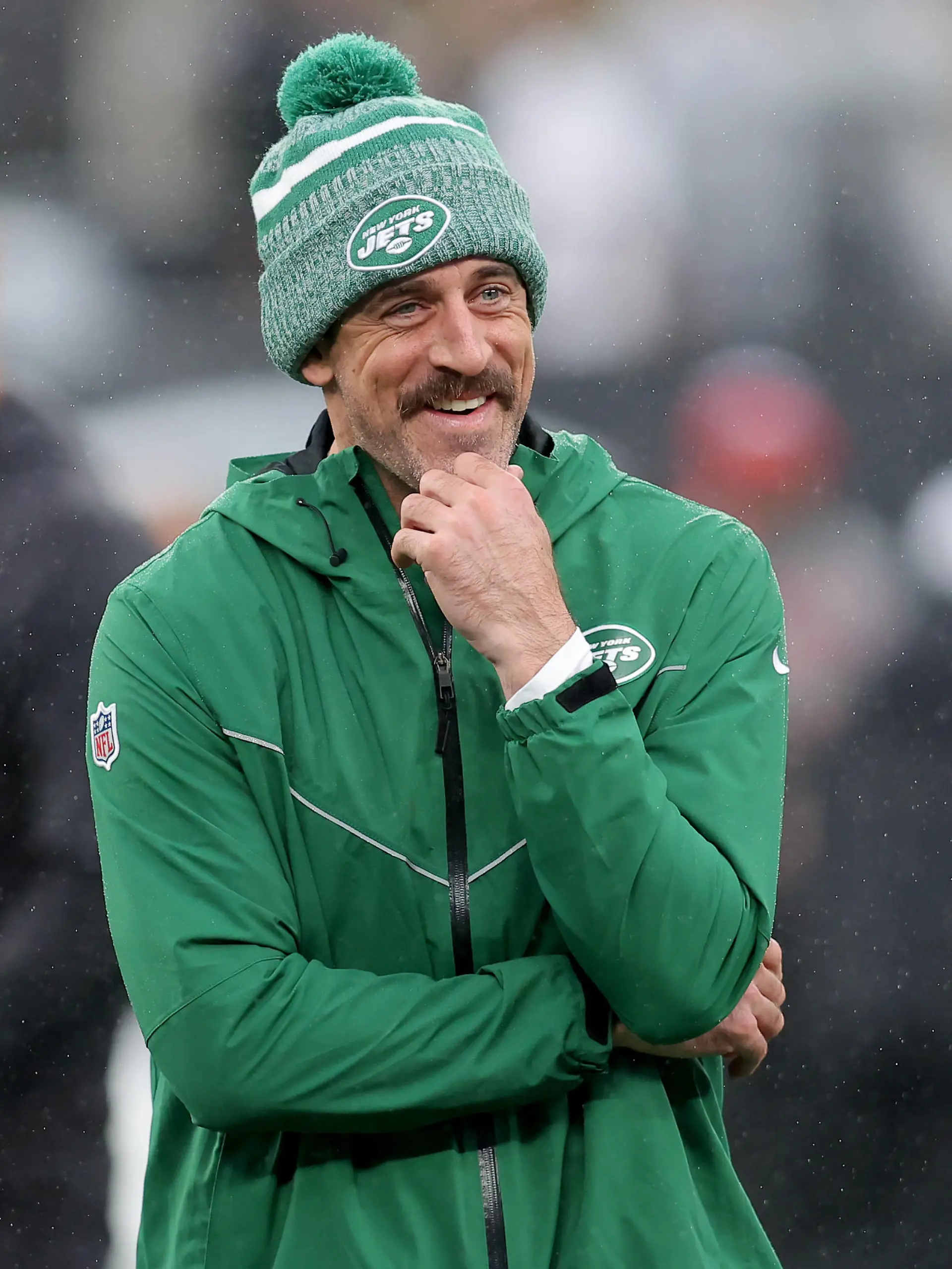NFL, American Football Herren, USA Atlanta Falcons at New York Jets Dec 3, 2023 East Rutherford, New Jersey, USA New York Jets quarterback Aaron Rodgers 8 watches warm ups before a game against the Atlanta Falcons at MetLife Stadium. East Rutherford MetLife Stadium New Jersey USA, EDITORIAL USE ONLY PUBLICATIONxINxGERxSUIxAUTxONLY Copyright: xBradxPennerx 20231203_bjp_ae5_003