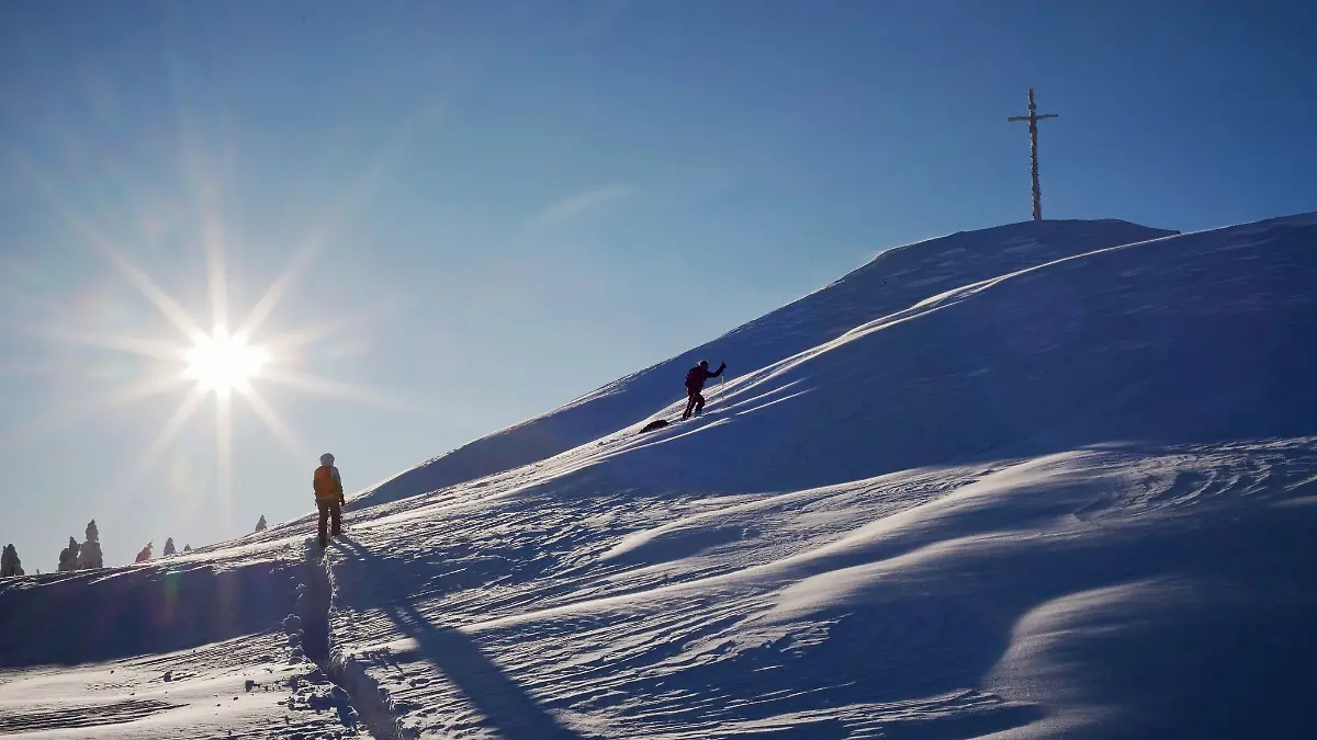 Zwei Skitourengeherinnen sind auf den letzten Metern des Anstiegs zum Hinteren Hörnle (1548 Meter) in den Ammergauer Alpen.