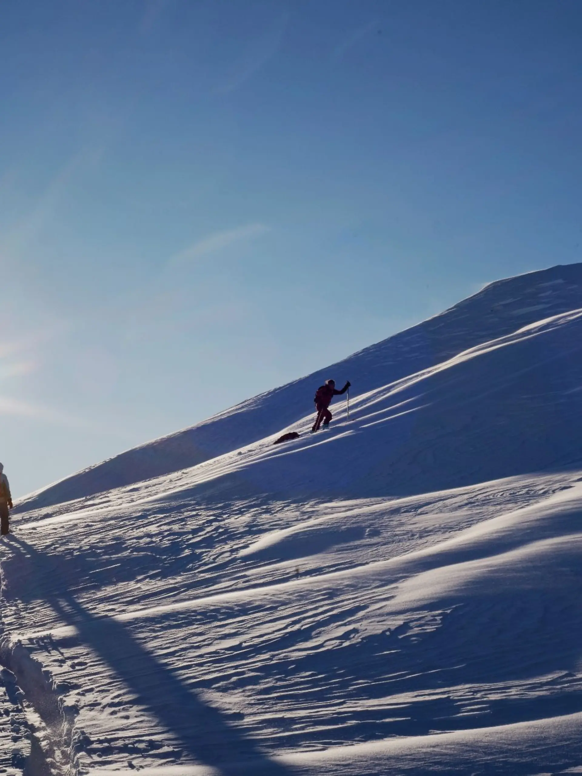 Zwei Skitourengeherinnen sind auf den letzten Metern des Anstiegs zum Hinteren Hörnle (1548 Meter) in den Ammergauer Alpen.