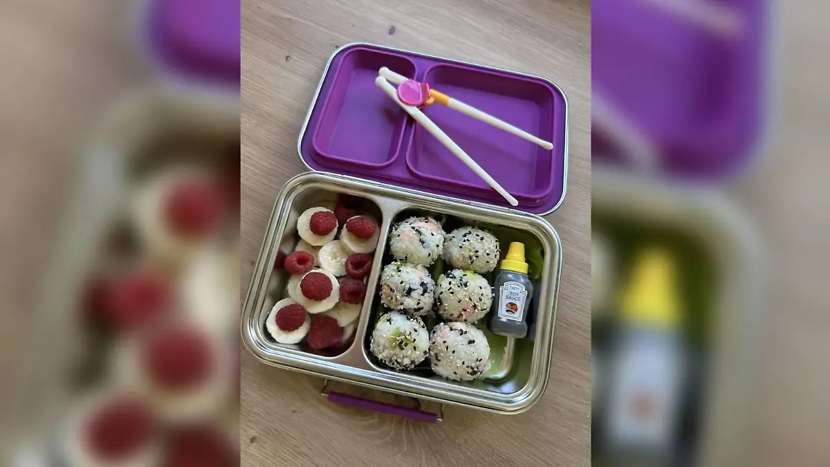 Sushibällchen, Sojasoße, Obst