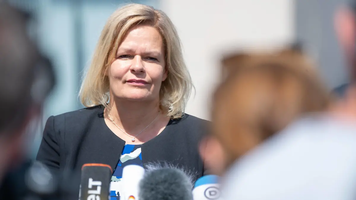 Pressestatement vor Bundeskanzleramt nach heutiger Kabinettsitzung zu Versorgung von Polizeibeamtinnen und Polizeibeamten sowie Angehörigen der Bundeswehr Nancy Faeser, BundesinnenministerinPressestatement vor Bundeskanzleramt nach heutiger Kabinettsitzung zu Versorgung von Polizeibeamtinnen und Polizeibeamten sowie Angehörigen der Bundeswehr Nancy Faeser, Bundesinnenministerin, *** Press statement to the Federal Chancellery after todays cabinet meeting on supplies for police officers and members of the armed forces Nancy Faeser, Federal Minister of the Interior Press statement to the Federal Chancellery after todays cabinet meeting on supplies for police officers and members of the armed forces Nancy Faeser, Federal Minister