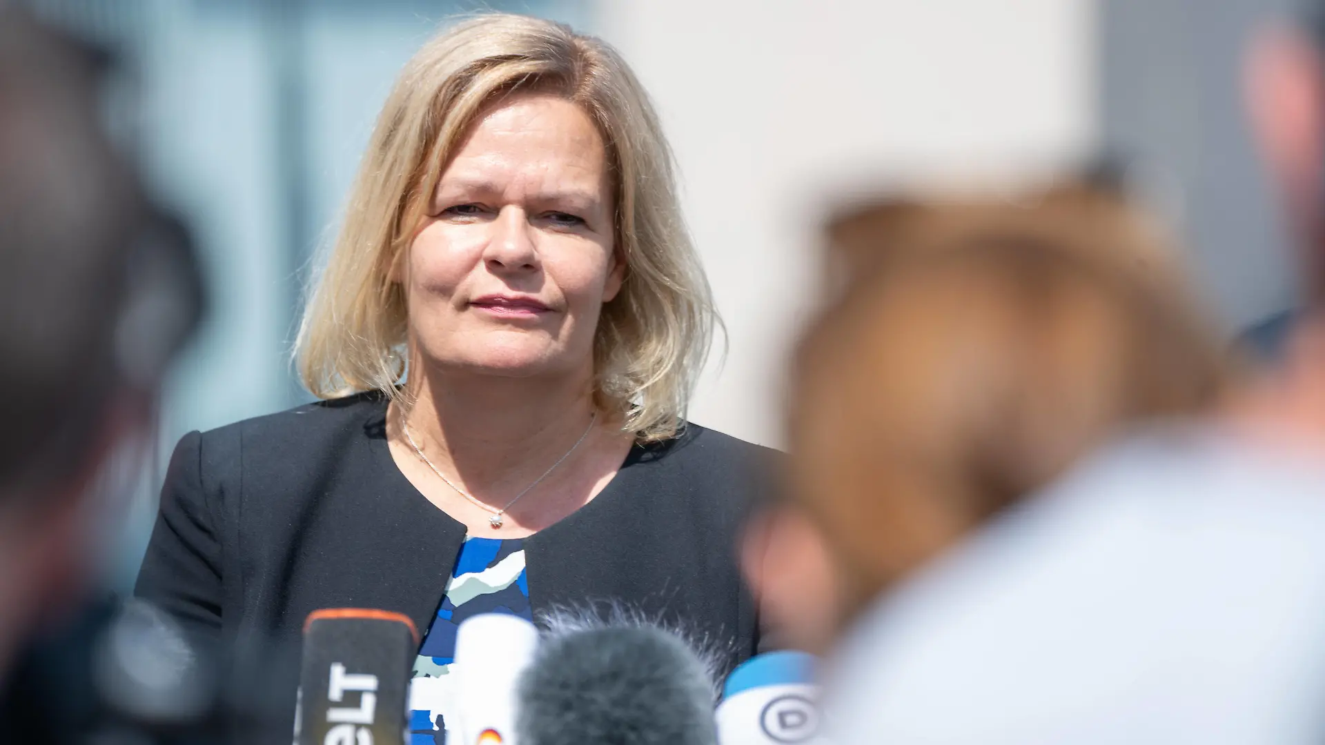 Pressestatement vor Bundeskanzleramt nach heutiger Kabinettsitzung zu Versorgung von Polizeibeamtinnen und Polizeibeamten sowie Angehörigen der Bundeswehr Nancy Faeser, BundesinnenministerinPressestatement vor Bundeskanzleramt nach heutiger Kabinettsitzung zu Versorgung von Polizeibeamtinnen und Polizeibeamten sowie Angehörigen der Bundeswehr Nancy Faeser, Bundesinnenministerin, *** Press statement to the Federal Chancellery after todays cabinet meeting on supplies for police officers and members of the armed forces Nancy Faeser, Federal Minister of the Interior Press statement to the Federal Chancellery after todays cabinet meeting on supplies for police officers and members of the armed forces Nancy Faeser, Federal Minister