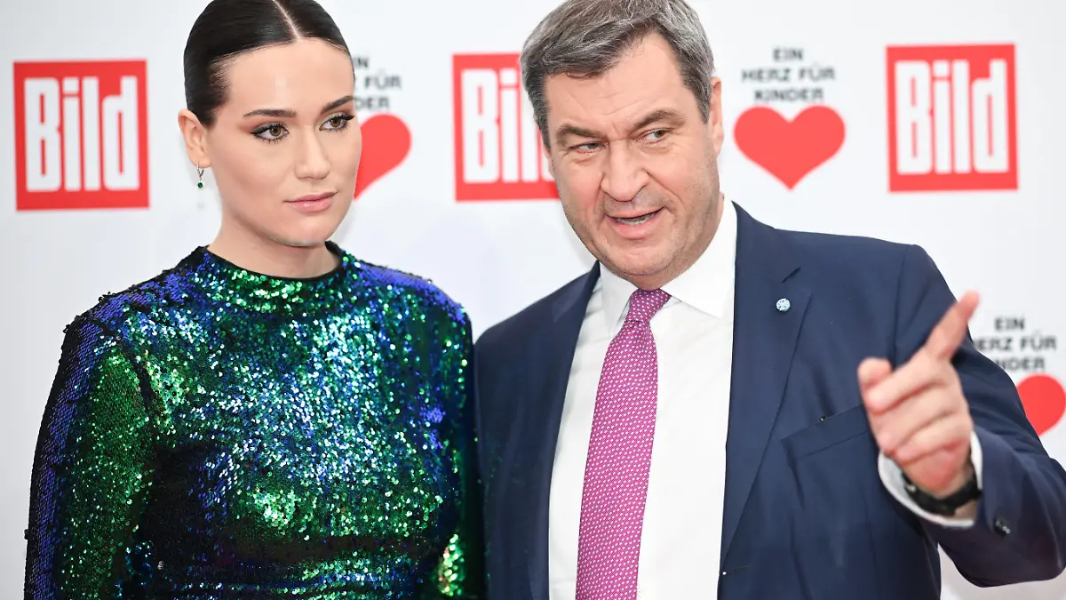 09.12.2023, Berlin: Gloria-Sophie Burkandt mit ihren Vater Markus Söder (CSU), Ministerpräsident von Bayern, stehen auf dem Roten Teppich der TV-Spendengala "Ein Herz für Kinder". Foto: Sebastian Christoph Gollnow/dpa +++ dpa-Bildfunk +++
