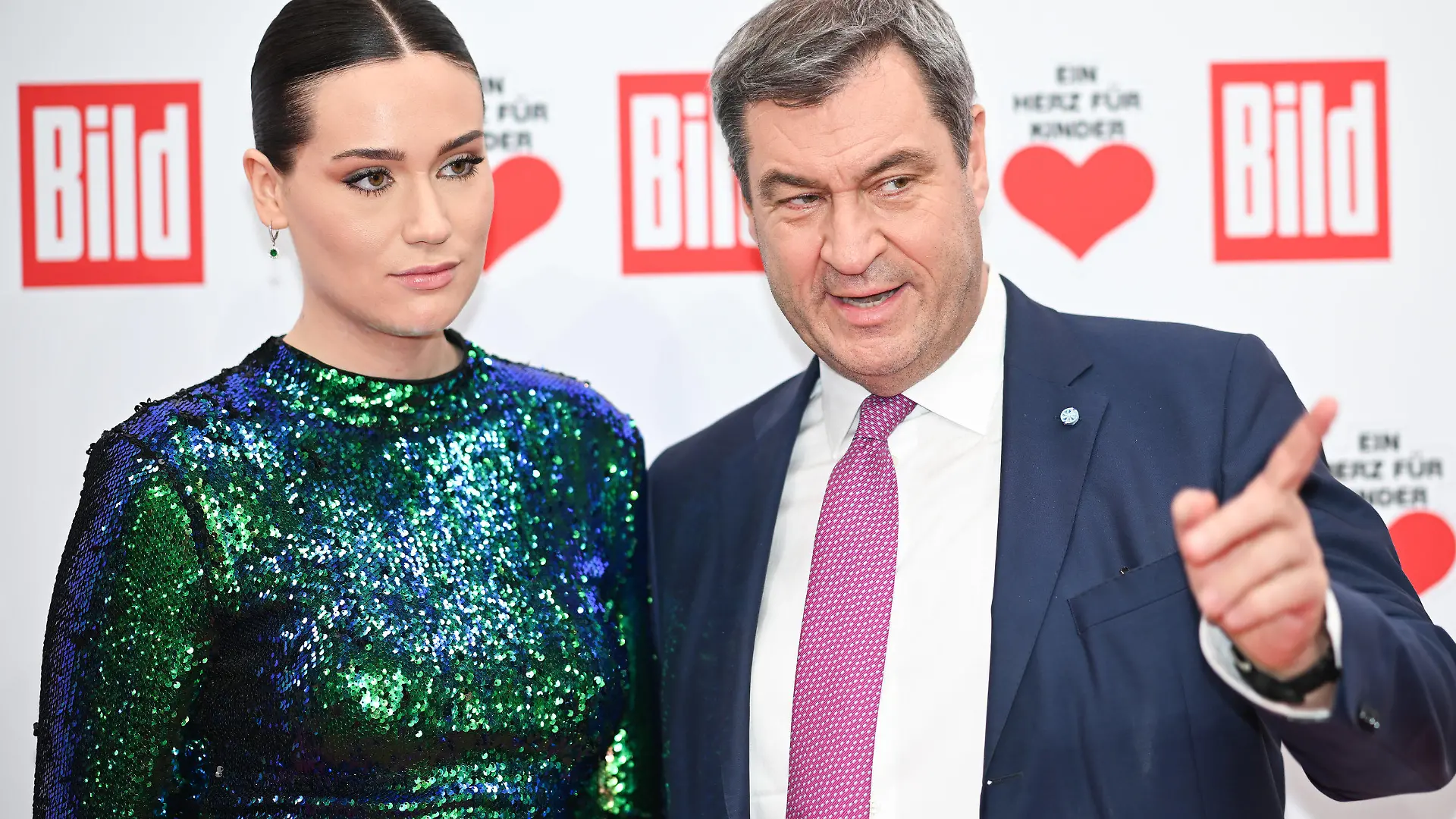 09.12.2023, Berlin: Gloria-Sophie Burkandt mit ihren Vater Markus Söder (CSU), Ministerpräsident von Bayern, stehen auf dem Roten Teppich der TV-Spendengala "Ein Herz für Kinder". Foto: Sebastian Christoph Gollnow/dpa +++ dpa-Bildfunk +++